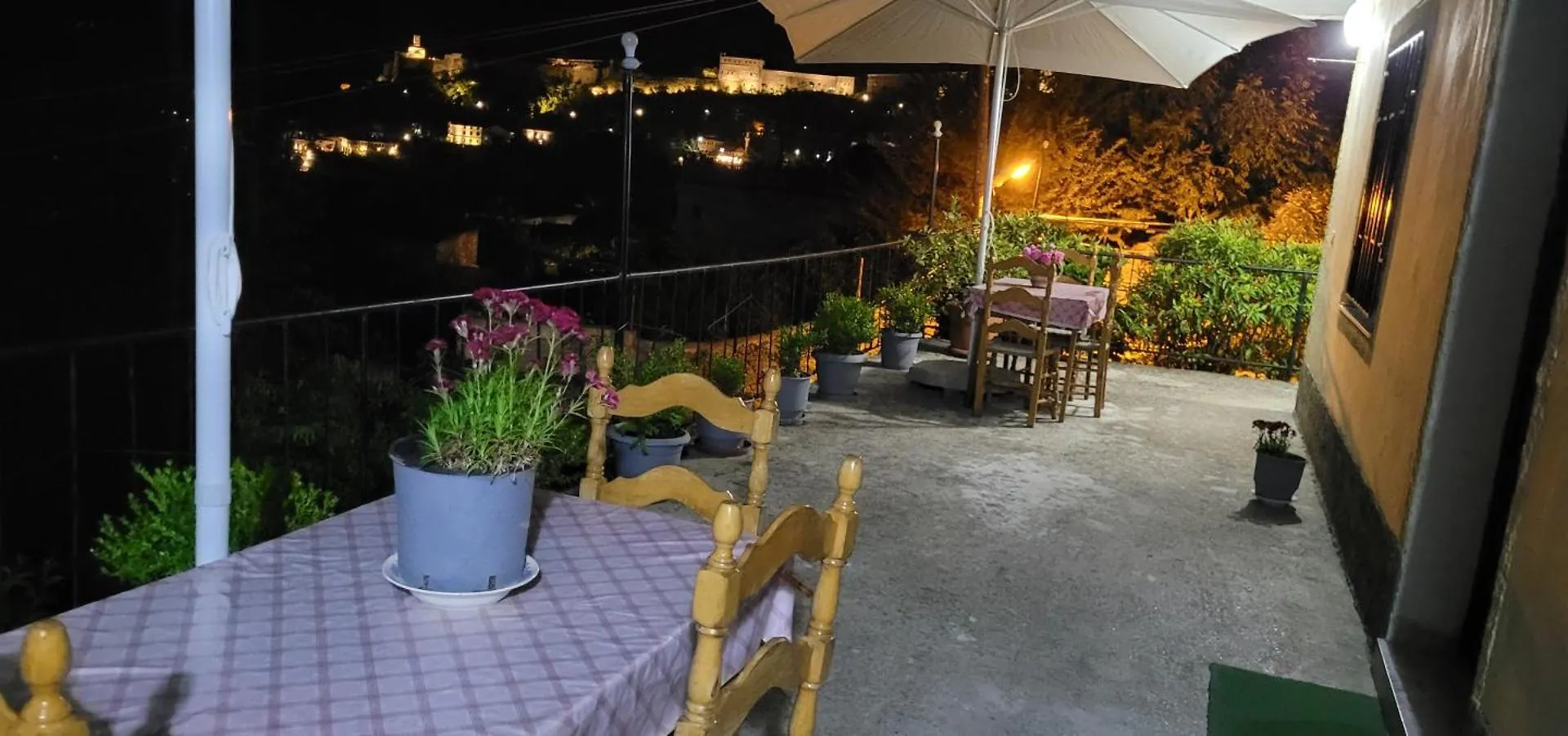 Gjirokastër Guesthouse Recka דירה